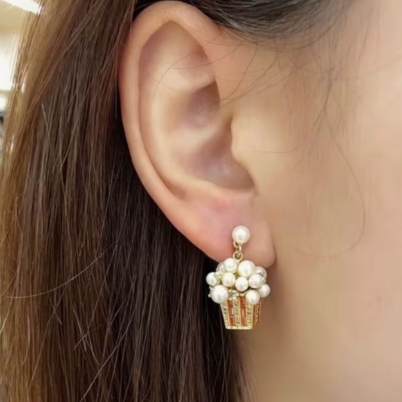 🍿 Betsey Johnson stunning pearl & crystal  super fun popcorn earrings  🍿 - Picture 3 of 3